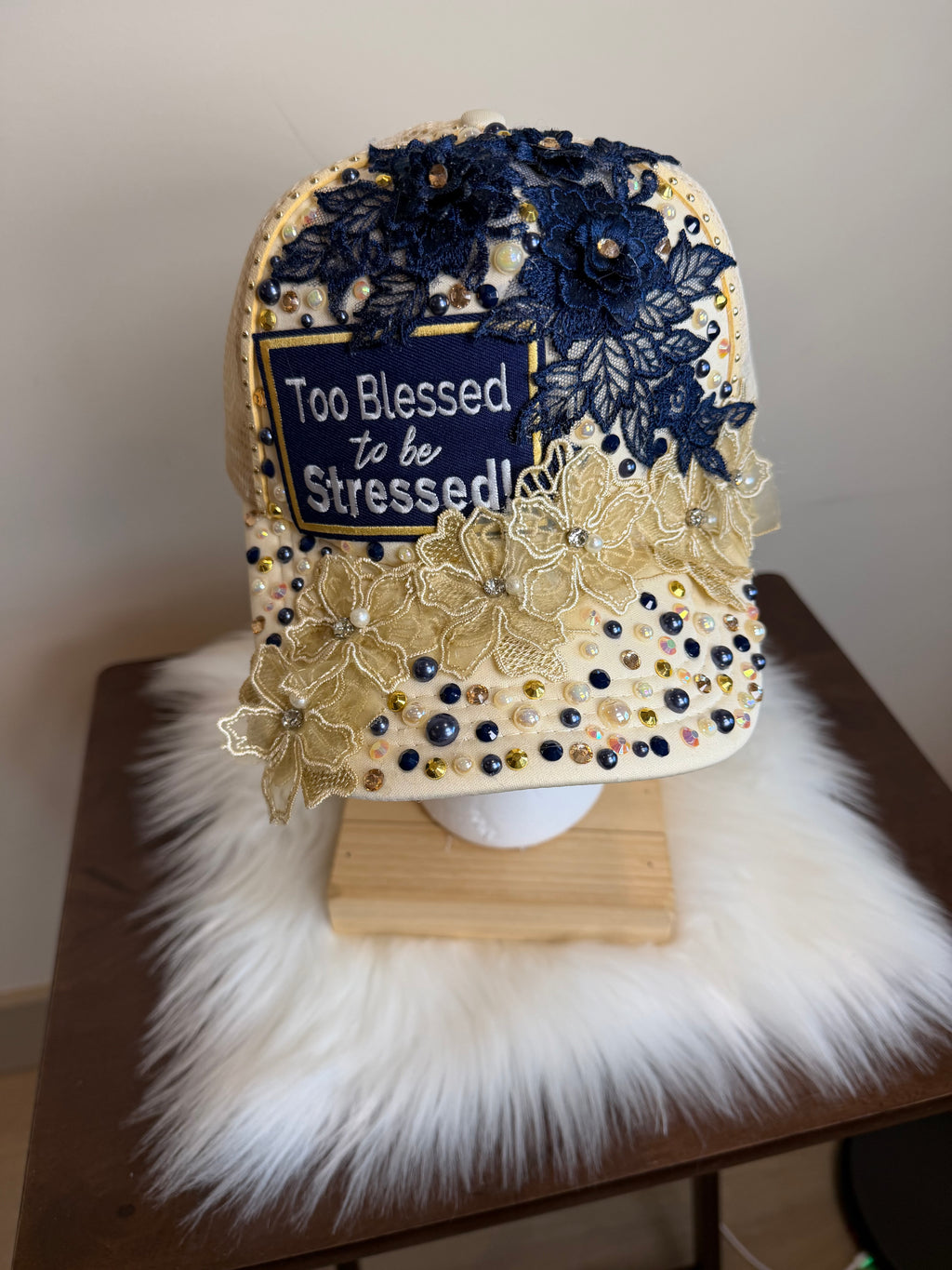 BEIGE & NAVY BLUE FLOWER CHIC TRUCKER HAT
