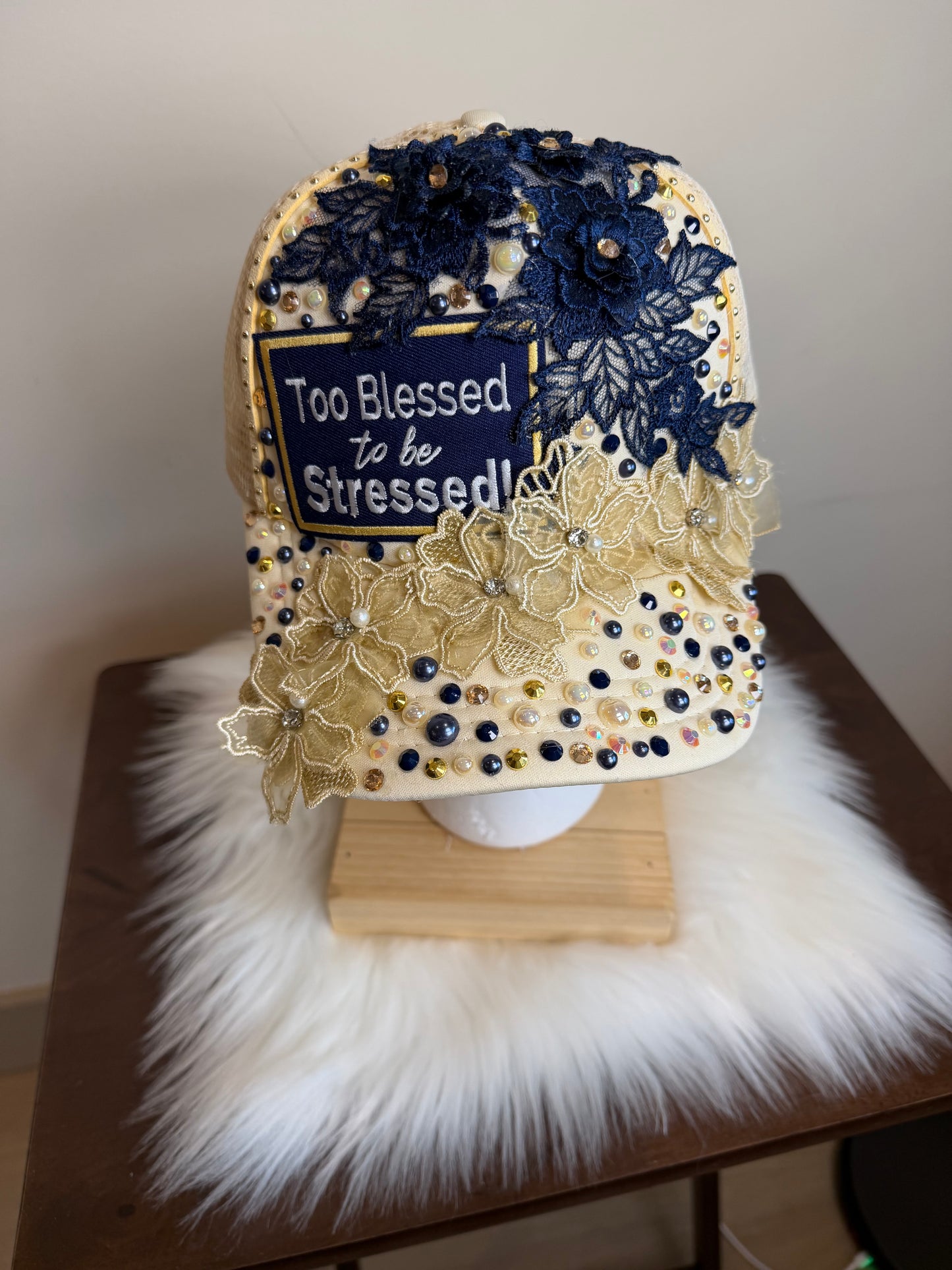 BEIGE & NAVY BLUE FLOWER CHIC TRUCKER HAT