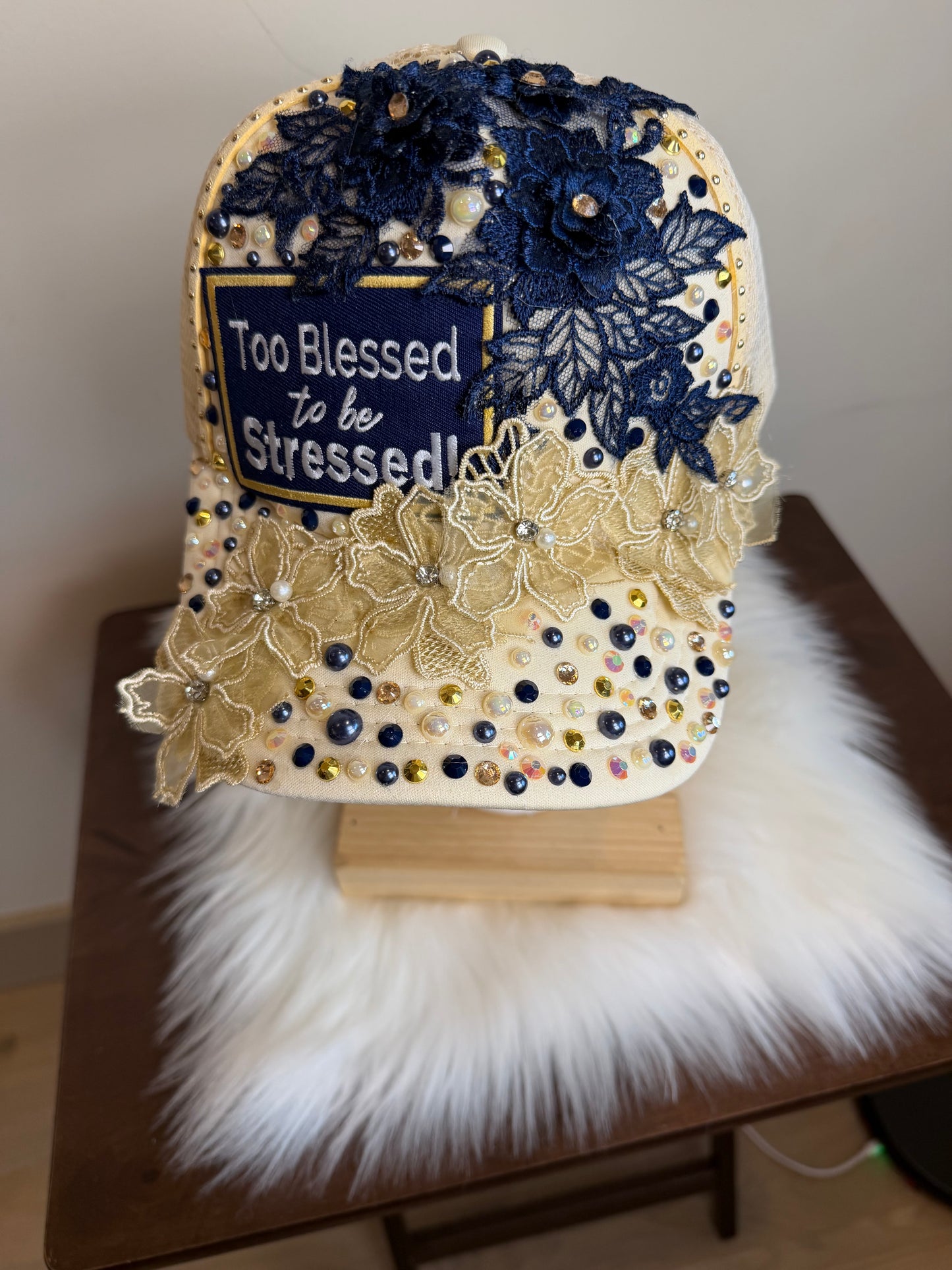BEIGE & NAVY BLUE FLOWER CHIC TRUCKER HAT