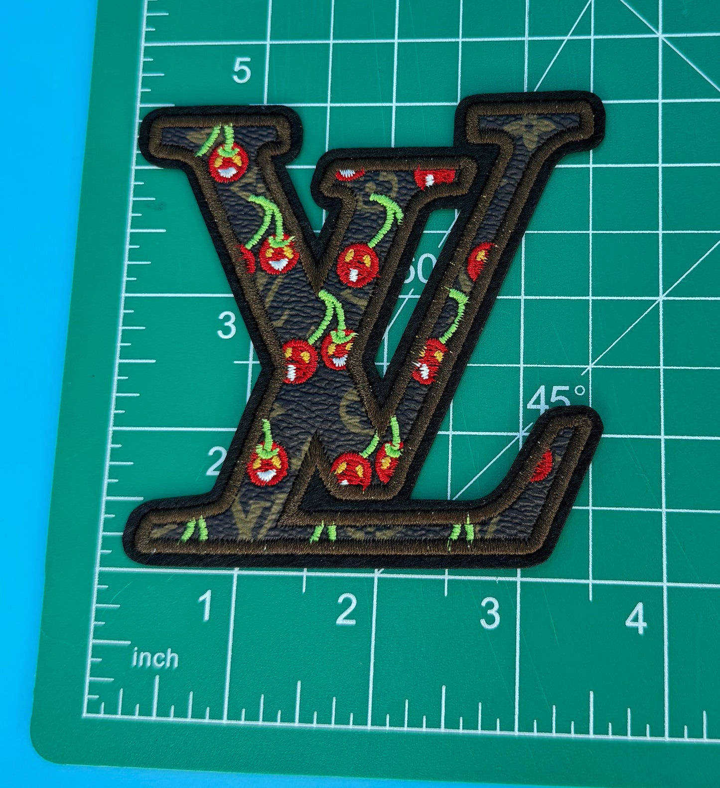 4PC DESIGNER “LV” PATCH/CHARM SET