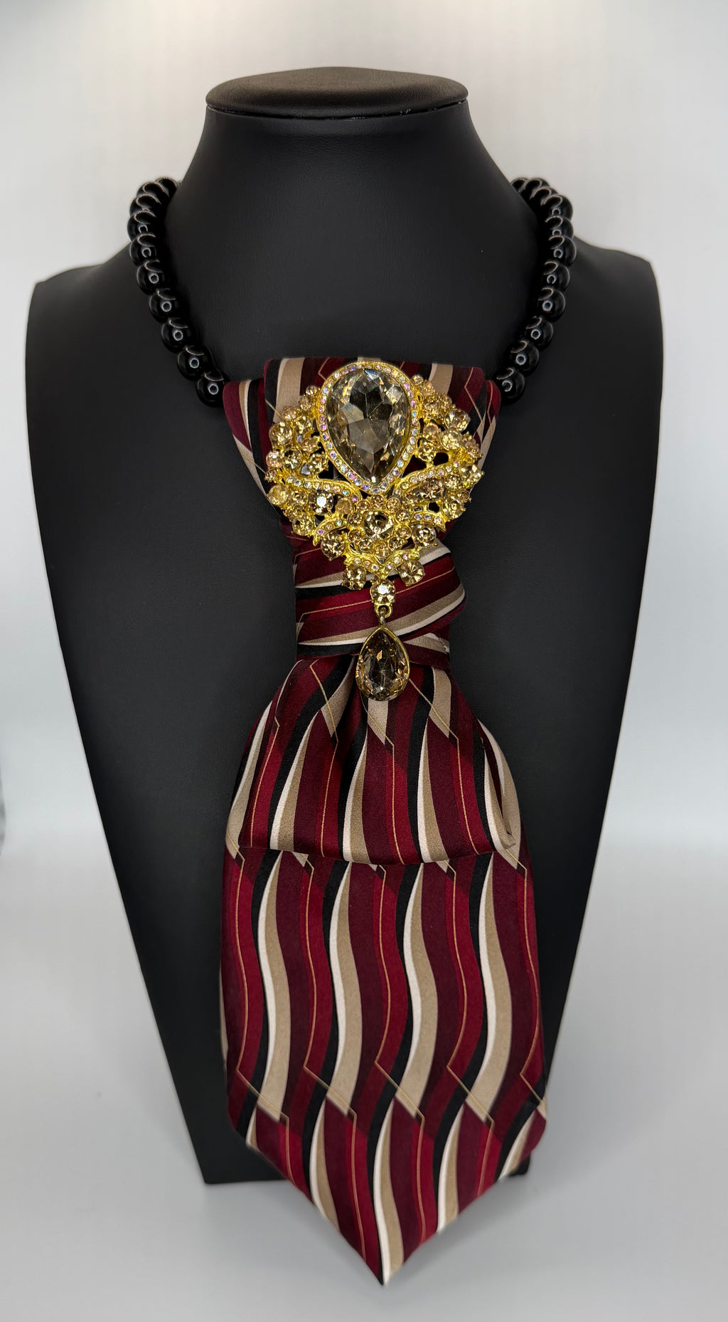 UPSCALED TIE W/BROOCH