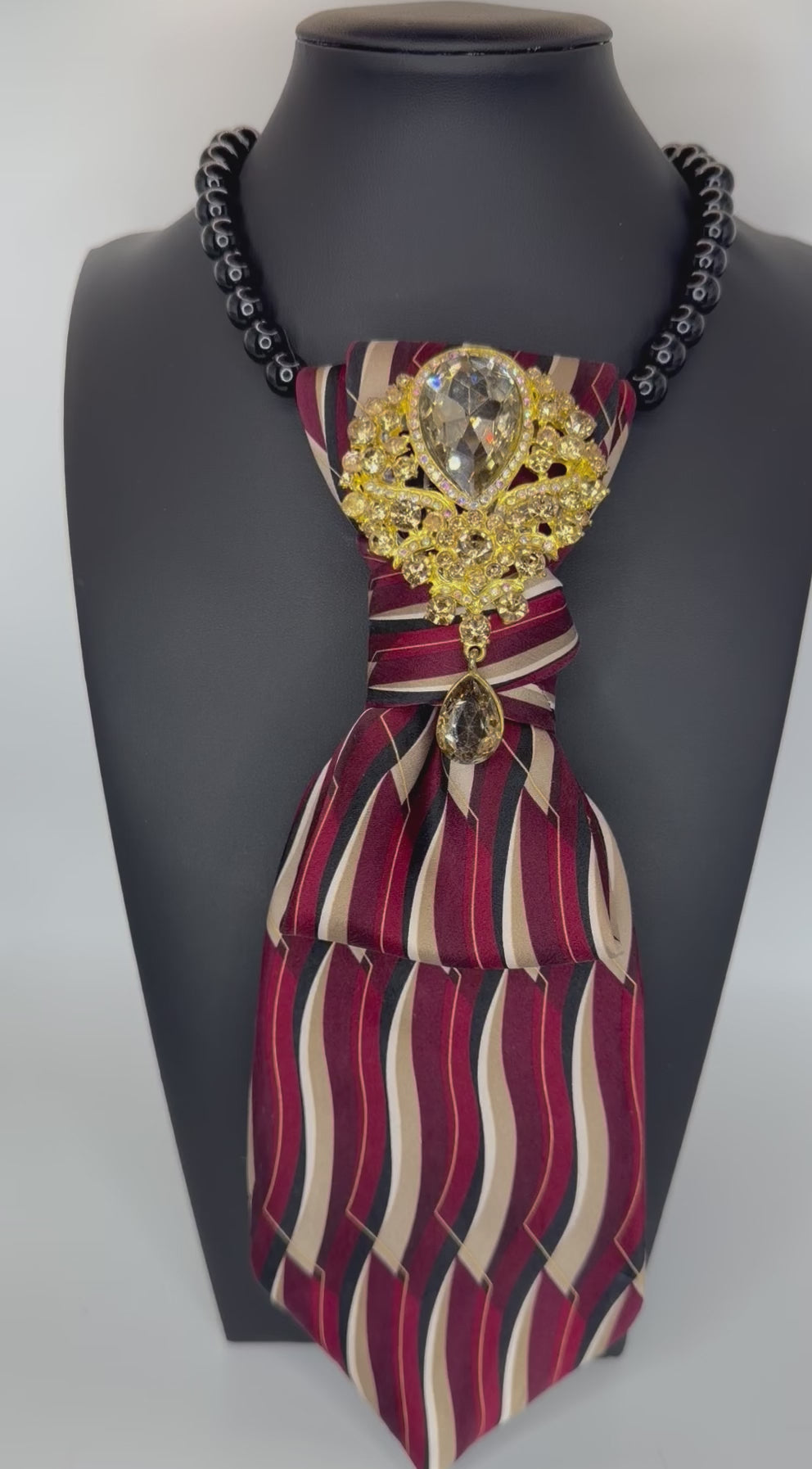 UPSCALED TIE W/BROOCH